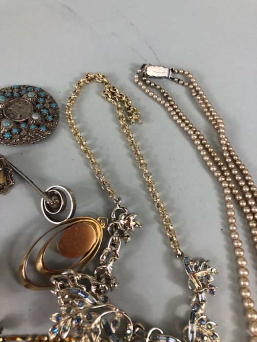 A collection of costume Jewellery, to include broaches, bangle, necklaces earrings all AF - Image 13 of 18