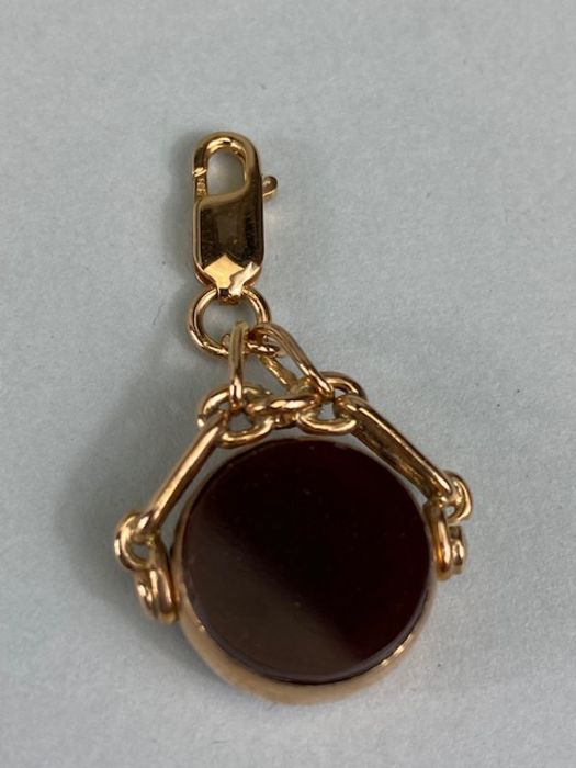 14ct Gold mounted swivel fob pendant blood stone and Carnelian spinner - Image 4 of 4