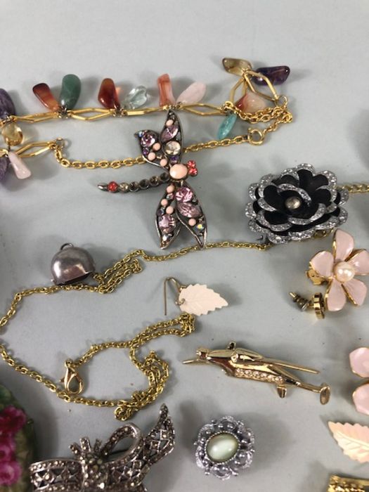 A collection of costume Jewellery, to include broaches, bangle, necklaces earrings all AF - Image 16 of 18