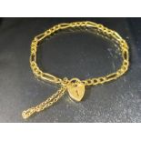 9ct gold Bracelet with heart shaped lock approx 18cm in length and 2.5g
