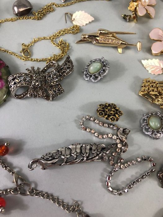A collection of costume Jewellery, to include broaches, bangle, necklaces earrings all AF - Image 6 of 18