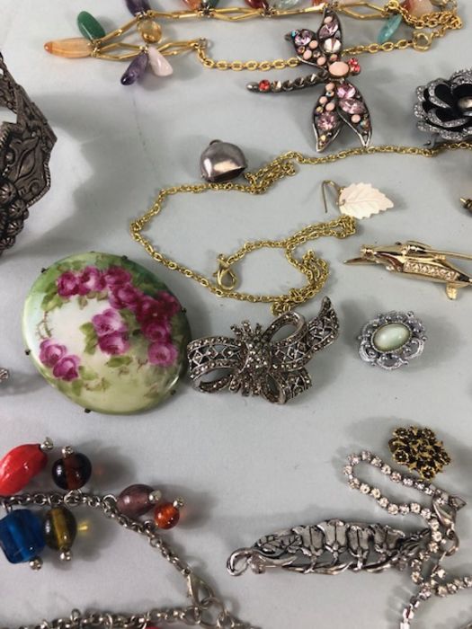 A collection of costume Jewellery, to include broaches, bangle, necklaces earrings all AF - Image 18 of 18