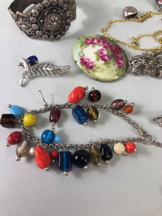 A collection of costume Jewellery, to include broaches, bangle, necklaces earrings all AF - Image 2 of 18
