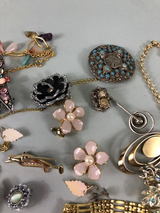 A collection of costume Jewellery, to include broaches, bangle, necklaces earrings all AF - Image 15 of 18