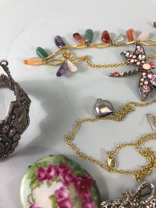 A collection of costume Jewellery, to include broaches, bangle, necklaces earrings all AF - Image 4 of 18