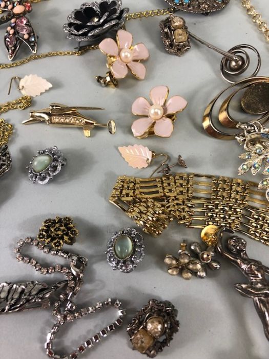 A collection of costume Jewellery, to include broaches, bangle, necklaces earrings all AF - Image 10 of 18