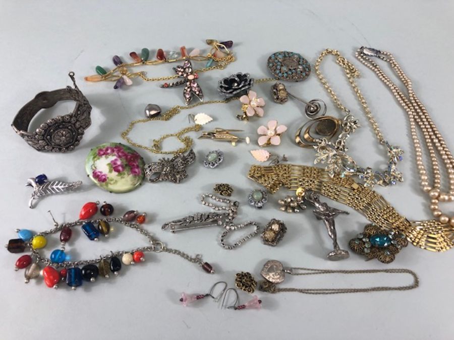 A collection of costume Jewellery, to include broaches, bangle, necklaces earrings all AF