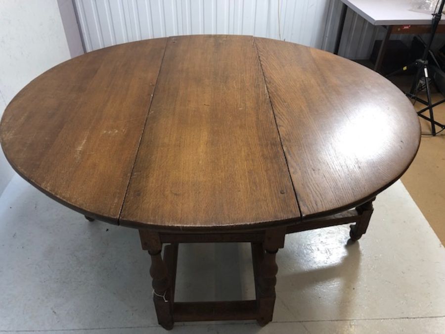 Large drop leaf dining room dining table on turned legs, approx 153cm wide - Image 6 of 24