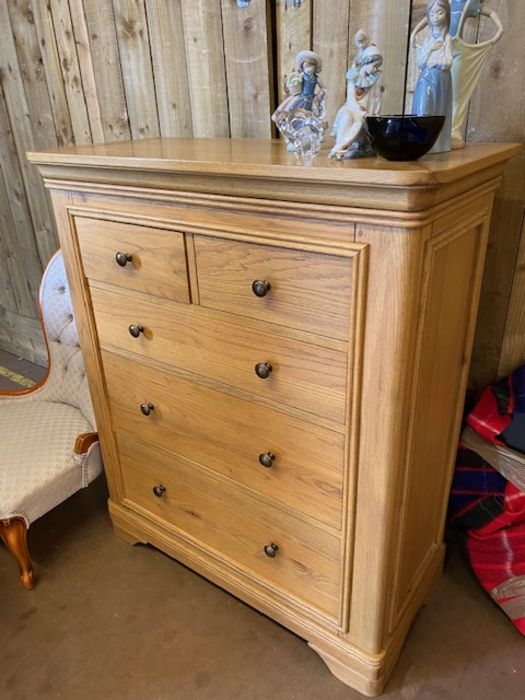 Modern chest of five drawers in a light oak finish approx 99 x 45 x 115 - Image 2 of 4