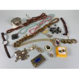 costume jewellery, A collection of vintage costume jewellery, to include broaches, bead necklaces,