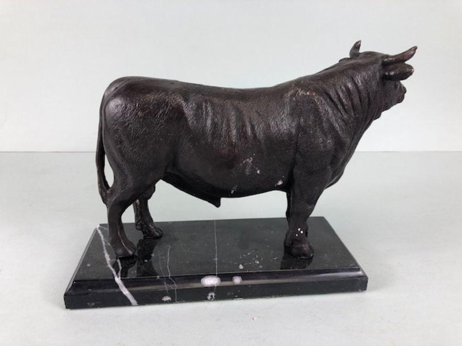 Bull statue, Metal figure of a bull on a marble base approximately 17cm high - Image 3 of 6