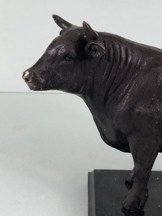 Bull statue, Metal figure of a bull on a marble base approximately 17cm high - Image 5 of 6
