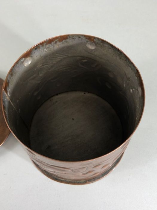 NEWLYN: Copper tea caddy with Lid and repousse decoration of swimming fish with makers mark Newlyn - Image 6 of 9