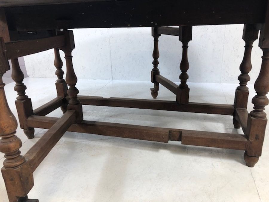Large drop leaf dining room dining table on turned legs, approx 153cm wide - Image 10 of 24