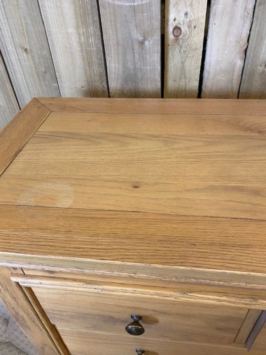 Modern chest of five drawers in a light oak finish approx 99 x 45 x 115 - Image 4 of 4