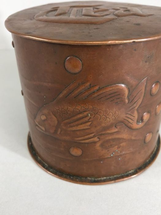 NEWLYN: Copper tea caddy with Lid and repousse decoration of swimming fish with makers mark Newlyn - Image 3 of 9