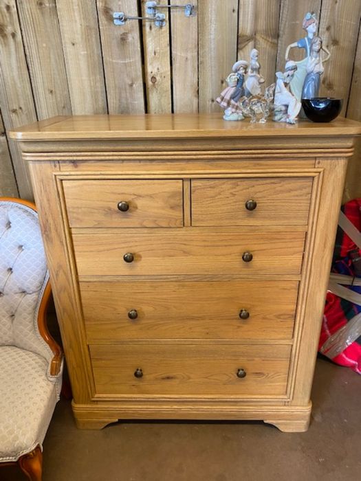 Modern chest of five drawers in a light oak finish approx 99 x 45 x 115