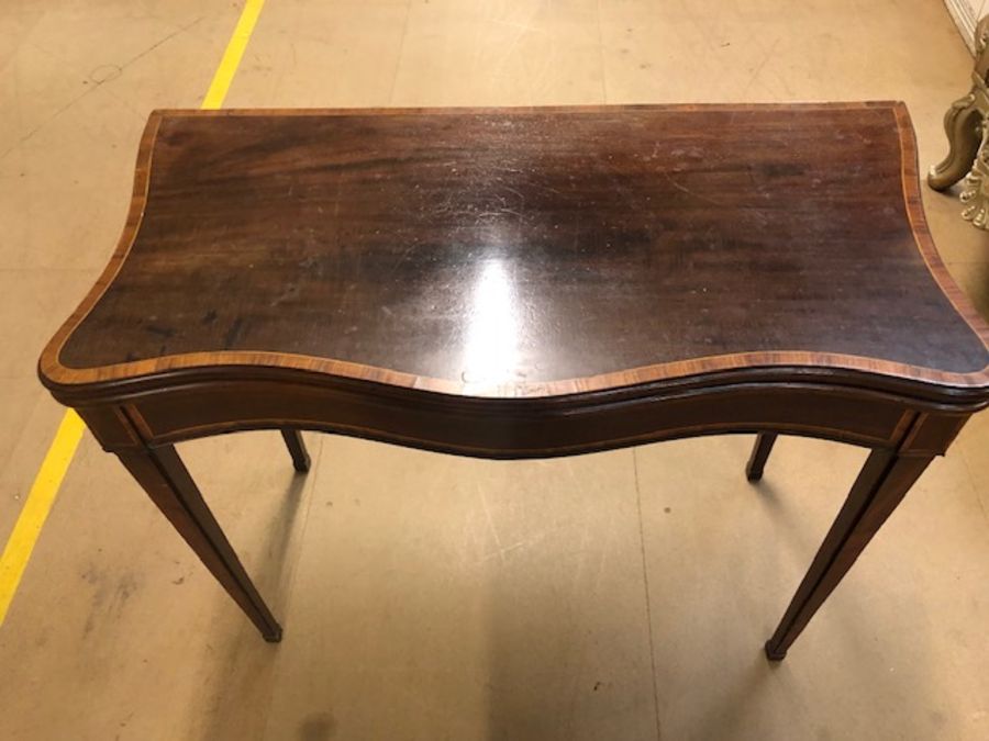 Edwardian folding card table with inlay, green baize, on tapering legs with serpentine hedge design, - Image 5 of 5