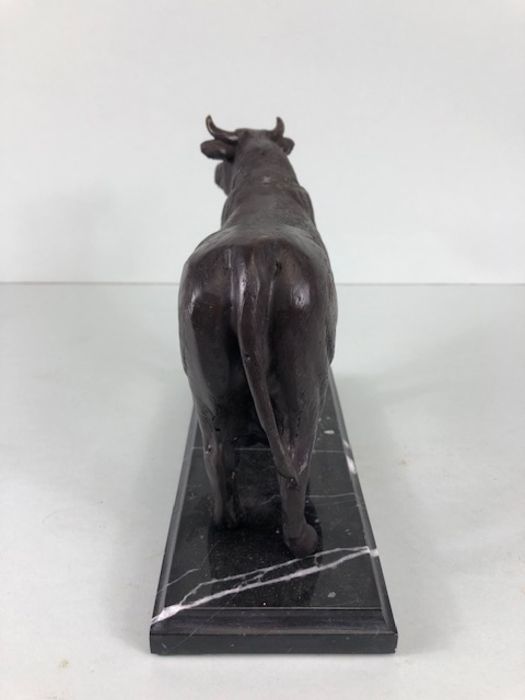 Bull statue, Metal figure of a bull on a marble base approximately 17cm high - Image 2 of 6