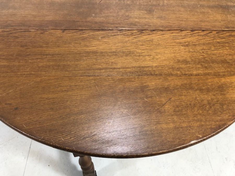 Large drop leaf dining room dining table on turned legs, approx 153cm wide - Image 7 of 24