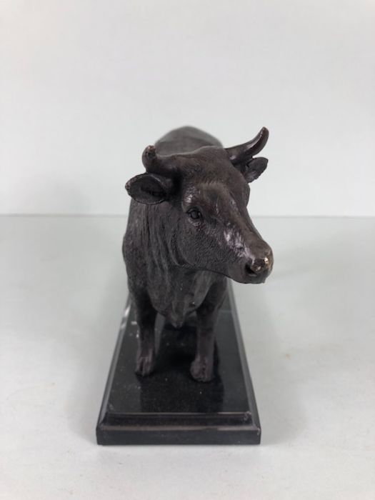 Bull statue, Metal figure of a bull on a marble base approximately 17cm high - Image 4 of 6