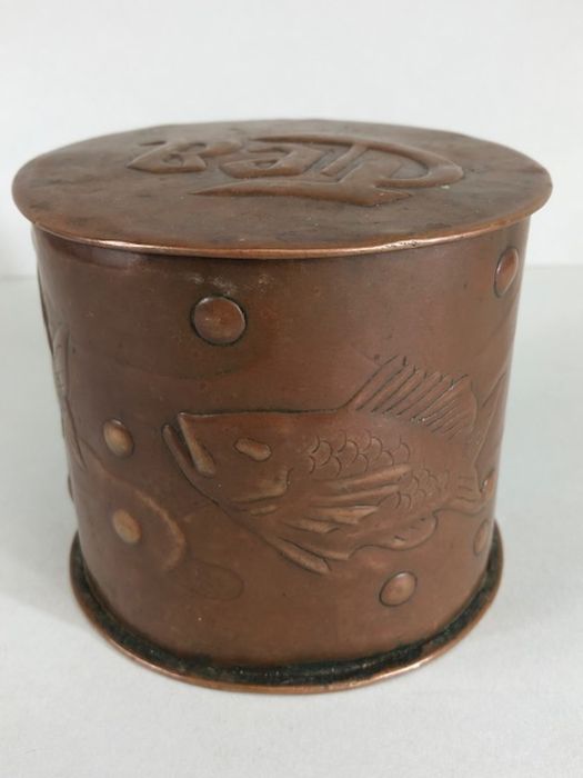 NEWLYN: Copper tea caddy with Lid and repousse decoration of swimming fish with makers mark Newlyn - Image 5 of 9