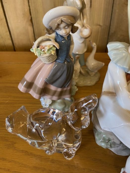 Collection of ceramics and glass to include Lladro, Nao and a VILLEROY & BOCH glass cat - Image 6 of 10