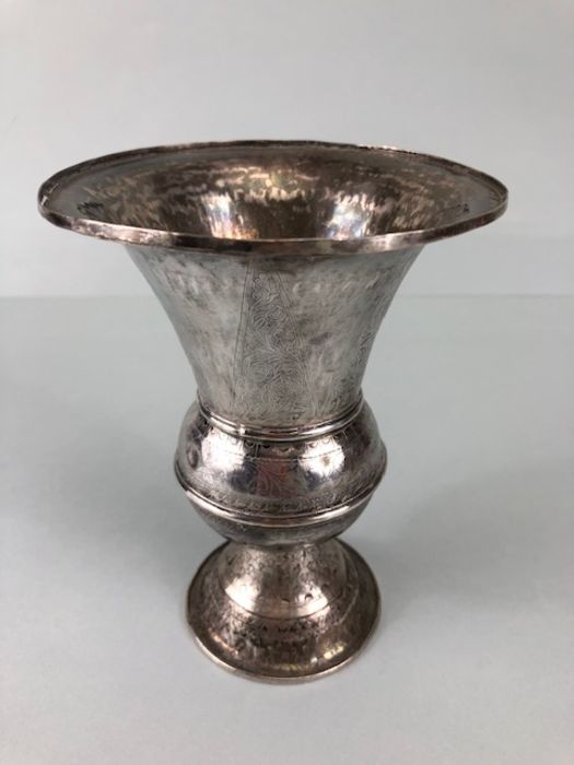 Antique Silver, 19th century Indo Persian bell top silver metal spittoon, of European influence, - Image 3 of 5