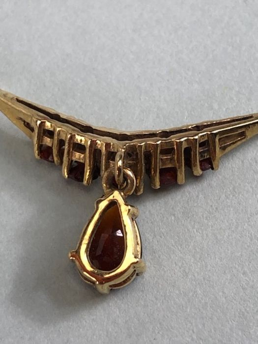 9ct Gold chain with integrated gold mounted pendant set with graduated garnets and a faceted pear - Image 5 of 5