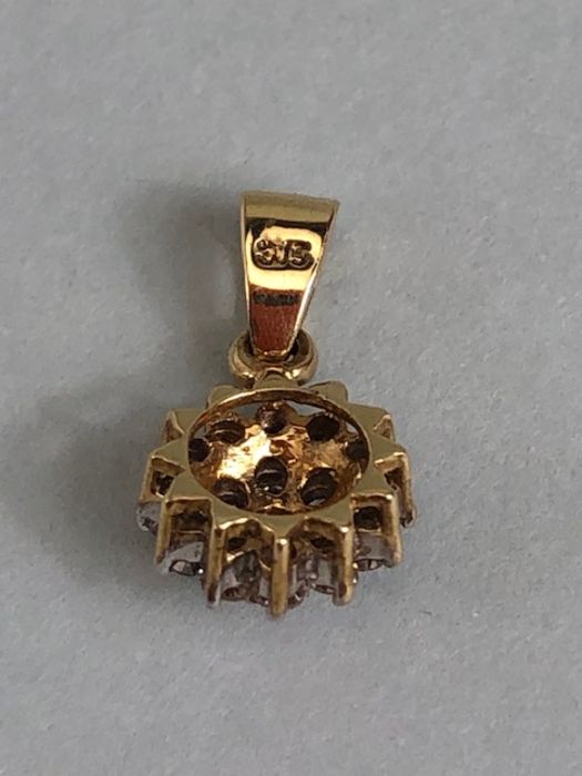 9ct Gold and white stone cluster pendant approximately 0.5g - Image 3 of 3