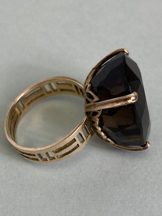 Large faceted smokey Quartz ring on pierced gold band (unmarked) the quartz stone approx 22mm x 16mm - Image 7 of 9