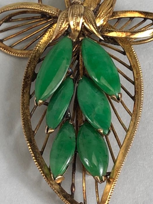 Gold coloured (unmarked) large necklace pendant approx 60mm tall of openwork design set with six - Image 20 of 34