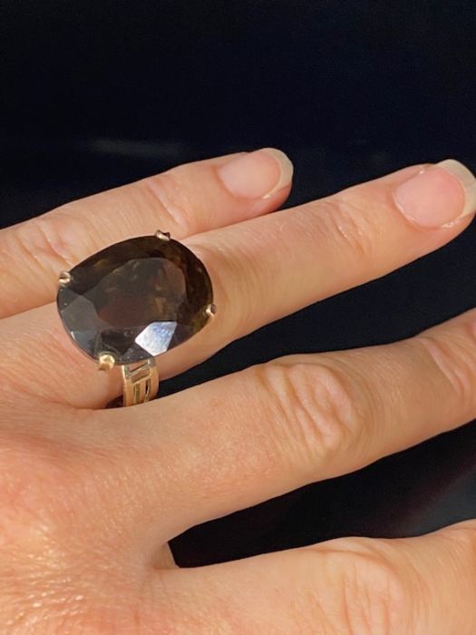 Large faceted smokey Quartz ring on pierced gold band (unmarked) the quartz stone approx 22mm x 16mm - Image 5 of 9