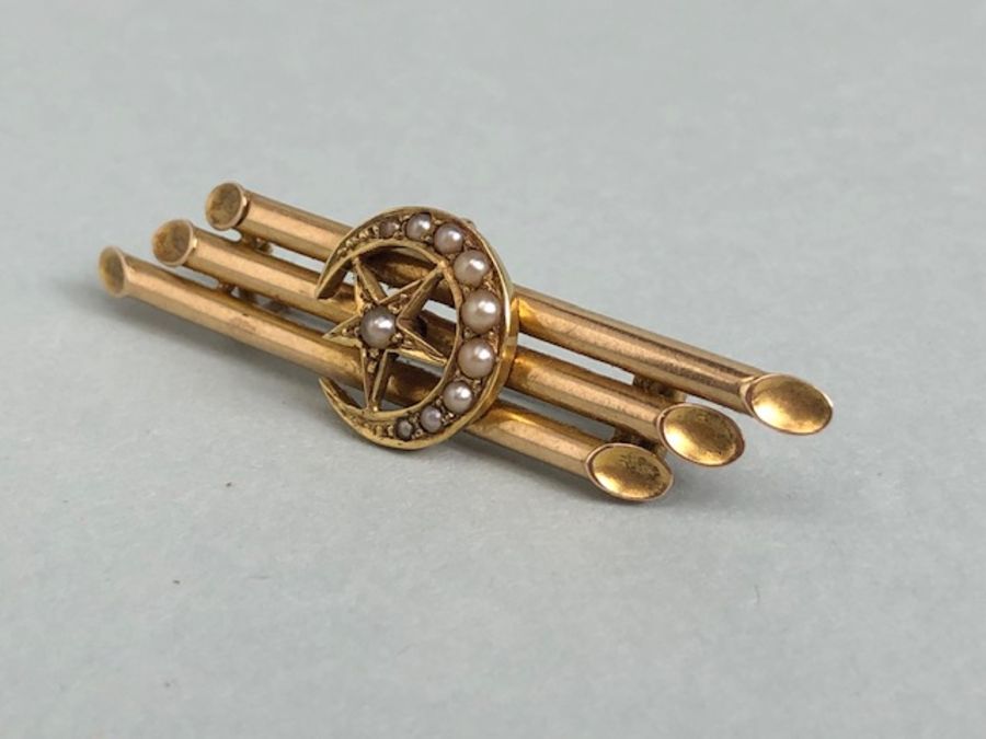 15ct Gold three bar brooch set with a crescent Moon and a star both with seed pearls approx 45mm - Image 2 of 6