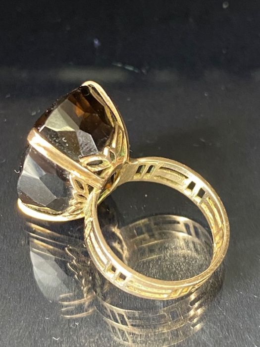 Large faceted smokey Quartz ring on pierced gold band (unmarked) the quartz stone approx 22mm x 16mm - Image 4 of 9