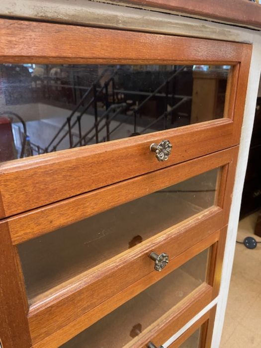 Stand alone milliners or drapers style chest of draws, run of 5 teak glass fronted draws, cabinet - Image 3 of 6