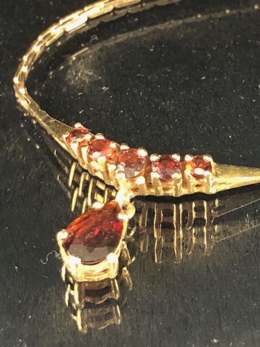 9ct Gold chain with integrated gold mounted pendant set with graduated garnets and a faceted pear - Image 2 of 5