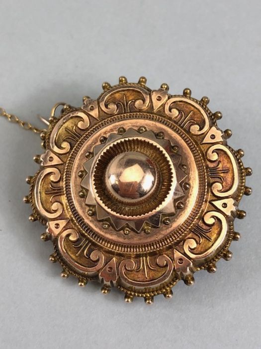 Victorian morning brooch, in gold coloured metal with glass back, safety chain fitted - Image 6 of 7