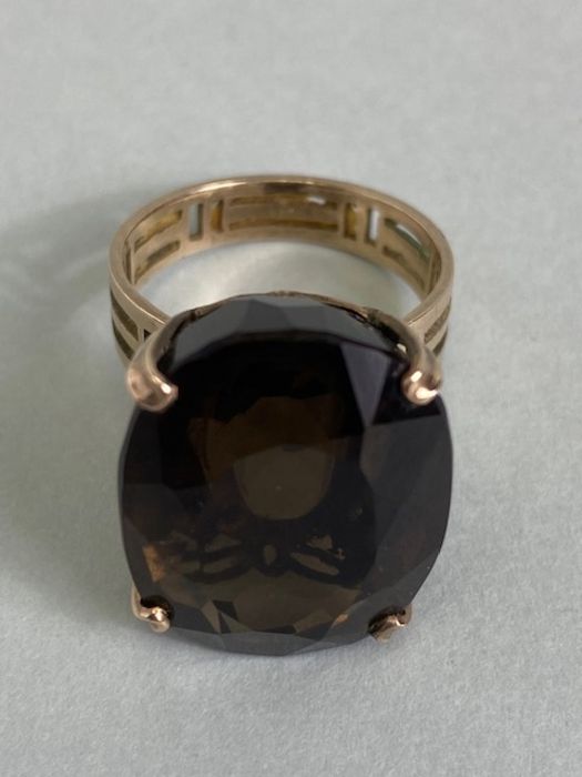 Large faceted smokey Quartz ring on pierced gold band (unmarked) the quartz stone approx 22mm x 16mm - Image 6 of 9