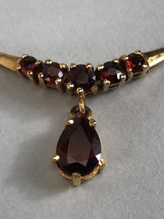 9ct Gold chain with integrated gold mounted pendant set with graduated garnets and a faceted pear - Image 3 of 5