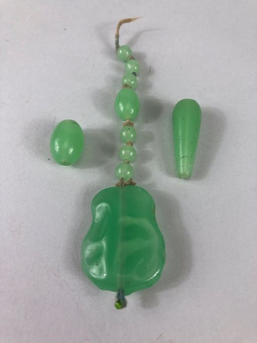 Jade Beads, a miscellaneous collection of jade beads to include a teardrop approximately 3cm, a - Image 2 of 30