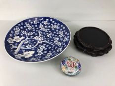 Oriental ceramics: Blue and white Japanese export dish with painted decoration of cherry blossom,