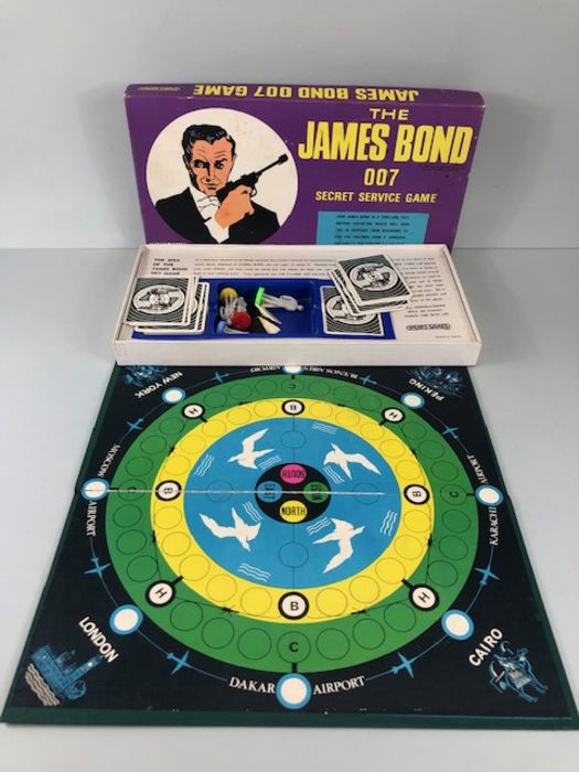 Vintage Games, 2 vintage TV/Film related Board games, The James bond 007 Secret Service Game and - Image 5 of 5