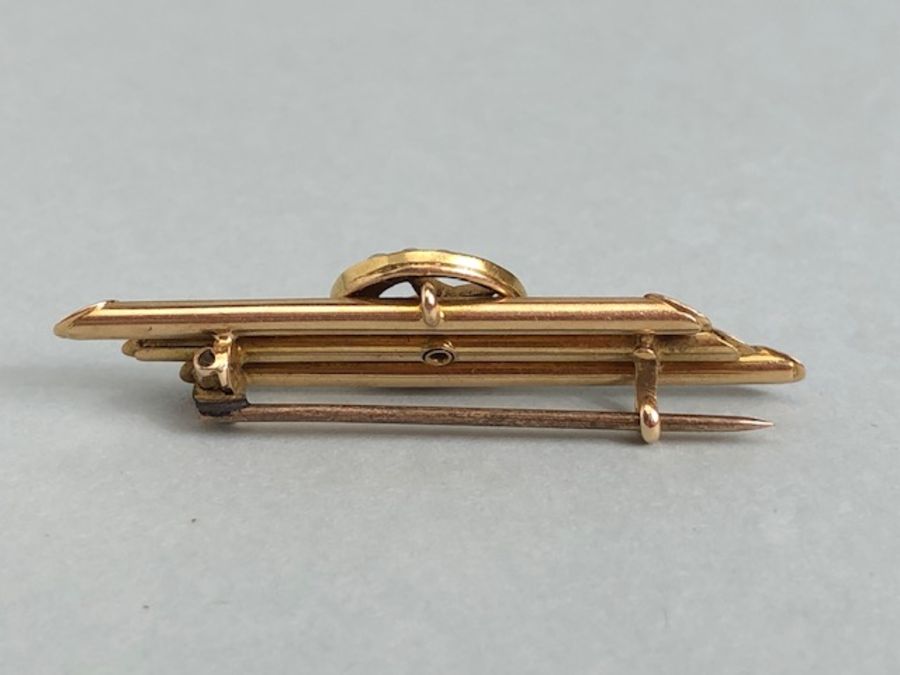15ct Gold three bar brooch set with a crescent Moon and a star both with seed pearls approx 45mm - Image 3 of 6