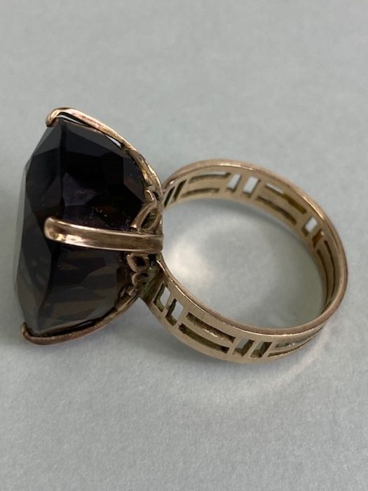 Large faceted smokey Quartz ring on pierced gold band (unmarked) the quartz stone approx 22mm x 16mm - Image 9 of 9