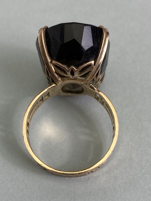 Large faceted smokey Quartz ring on pierced gold band (unmarked) the quartz stone approx 22mm x 16mm - Image 8 of 9