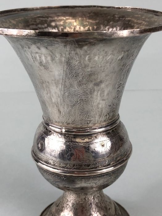 Antique Silver, 19th century Indo Persian bell top silver metal spittoon, of European influence, - Image 4 of 5