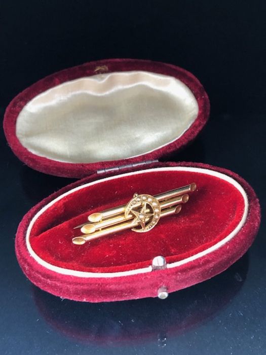 15ct Gold three bar brooch set with a crescent Moon and a star both with seed pearls approx 45mm - Image 5 of 6