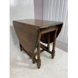 Oval drop leaf gate leg table, approximately 89cm x 55cm x 75cm folded, 150cm extended