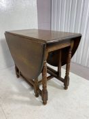 Oval drop leaf gate leg table, approximately 89cm x 55cm x 75cm folded, 150cm extended